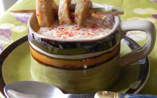 Velours de haricots blancs, écume de foie gras, brochette de boudin blanc, façon cappuccino