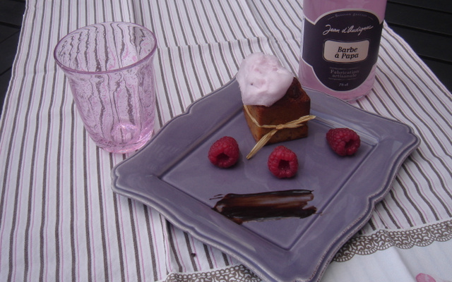 'Cubes cakes' rhubarbe, brisures de framboises et barbe à papa