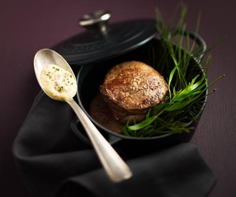 Filet de bœuf rôti sur la tranche, fumé aux épines de pin, sauce choron, grenailles de l'île de Ré en cocotte