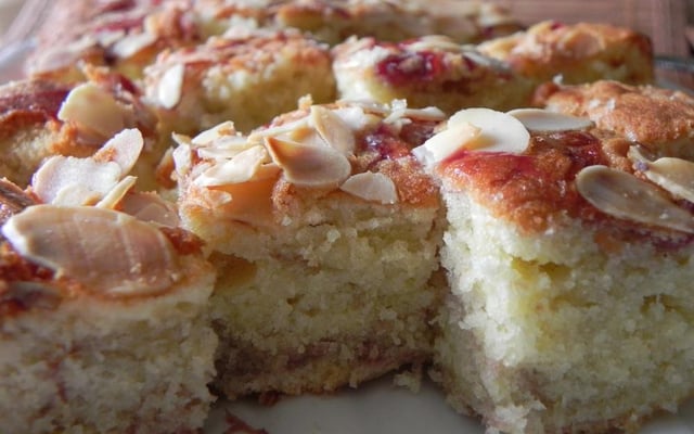 Moelleux aux amandes et au coulis de framboise