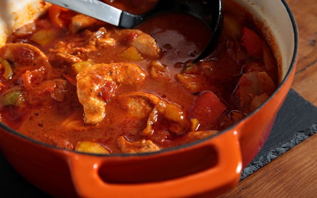 Poulet aux poivrons et pommes de terre sauce tomate et paprika