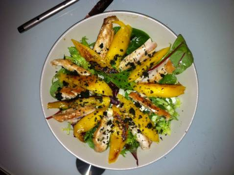 Salade tiède de poulet à la mangue et au fruit de la passion