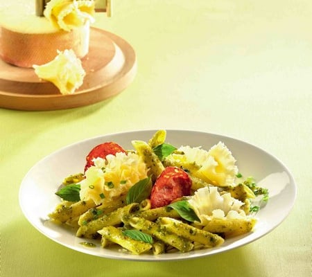 Penne au pistou, tiges d'ail, chorizo et Tête de Moine AOC