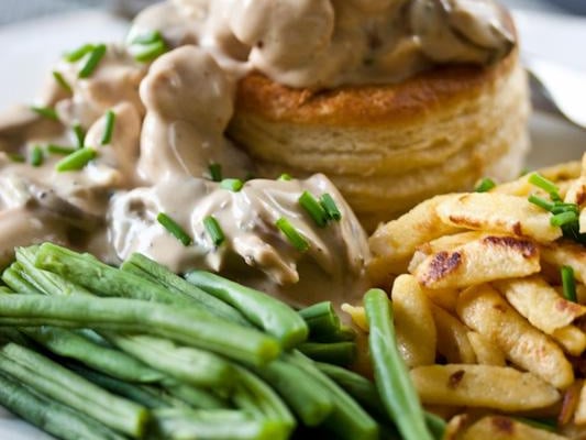 Bouchées à la Reine, au poulet, champignons et  Bresse Bleu