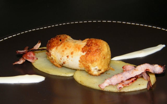 Spritz de boudin blanc à la moutarde, pommes de terre fondante, sauce au Chaource et chips de jambon d'Ardennes