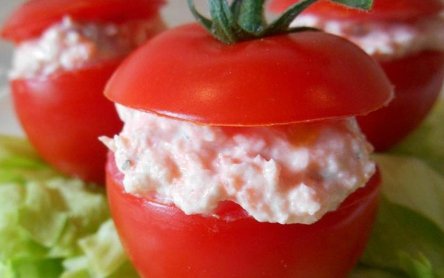 Tomates cocktail farcies au saumon fumé
