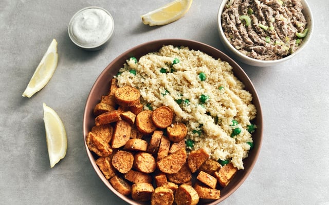 Patates douces rôties, semoule aux petits pois et rillettes de sardines