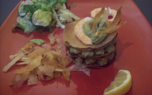 Mille-feuilles de crevettes et purée d'avocat