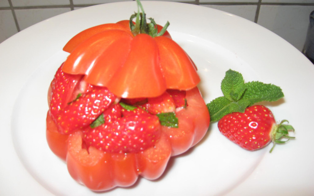 Tomates aux fraises et à la menthe maison