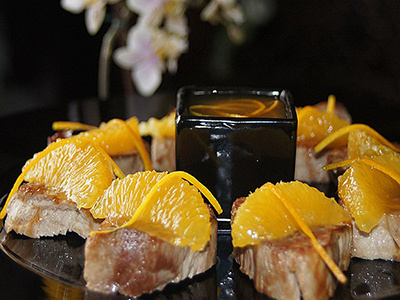 Filet mignon de porc à l'orange, au miel et petits oignons