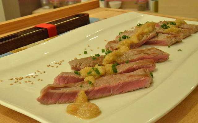 Gyu tataki ou bœuf mi-cuit (bœuf frappé)