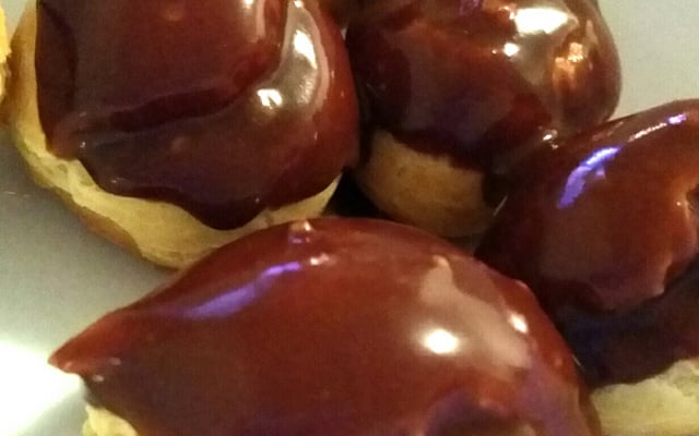 Profiteroles crème pâtissière, sauce chocolat