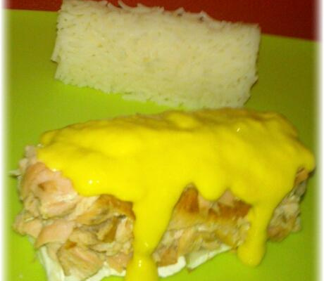 Bûchette au saumon sur lit de chèvre et sauce hollandaise