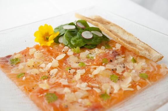 Carpaccio de saumon de Norvège, huile d'argan et glace aux amandes