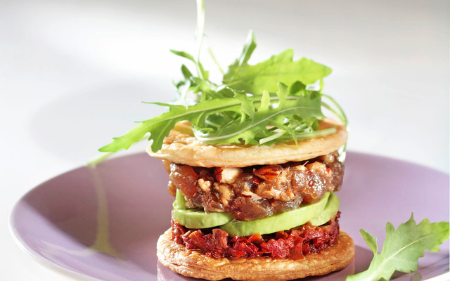 Mille-feuilles de thon et avocat