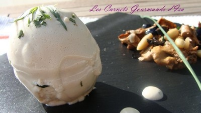 Chaud-froid de volaille à l'estragon, girolles poêlées