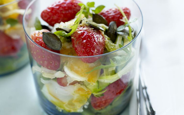 Méli-mélo de fraises de France, légumes et haddock, graines de courge grillées