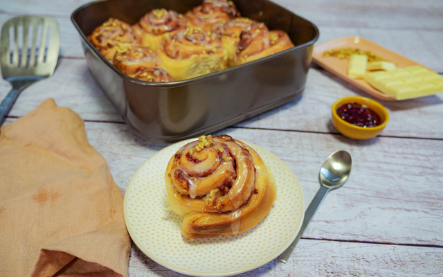 Brioches façon rolls à la confiture de framboises et éclats de pistaches