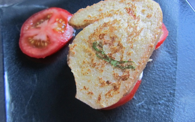 Le 'tomate-mozza' façon pain perdu