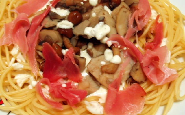 Spaghettis aux champignons et herbes fines