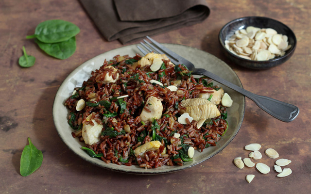 Riz rouge sauté au poulet et aux épinards