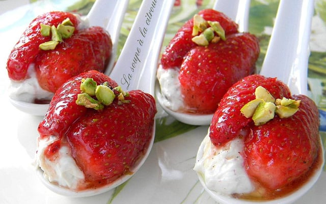 Bouchées de Fourme d'Ambert et salade de fraises à l'huile d'olive fruitée