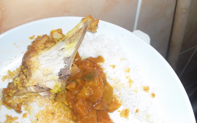 Poulet épicé aux légumes accompagné de riz