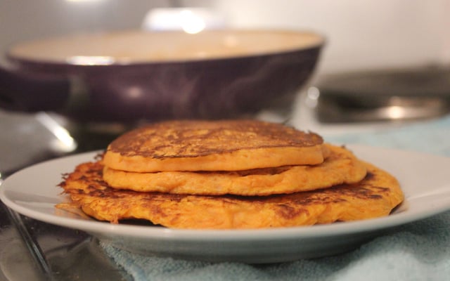 Pancakes de purée de carotte & pointe de curry