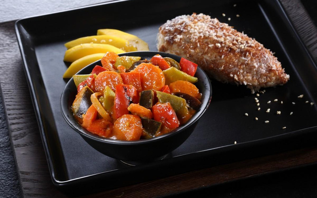 Curry jaune de légumes et suprême de poulet pané coco Emincé de mangue