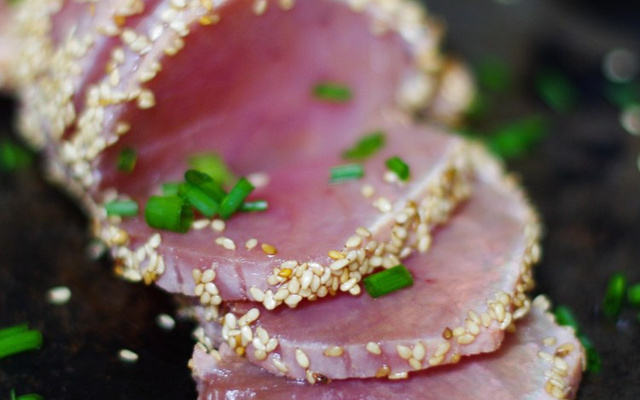 Tataki de thon blanc fumé au sésame