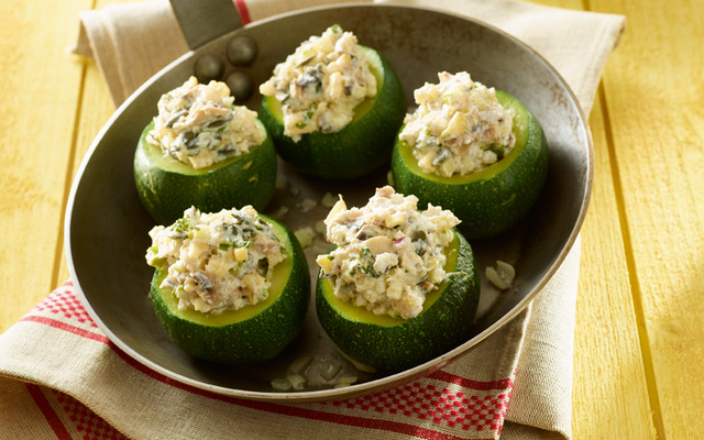 Courgettes farcies brousse et pignons au basilic