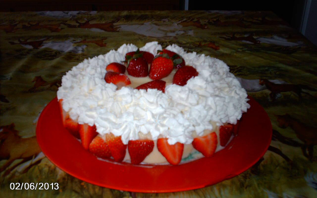 Fraisier au décor de chantilly