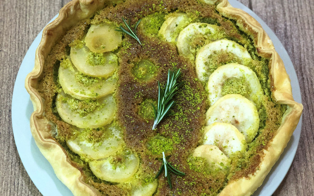 Tarte aux poires façon bourdaloue romarin-pistache