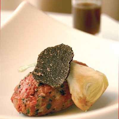 Tartare de bazadaise truffé, consommé chaud à la pomme de terre brûlée