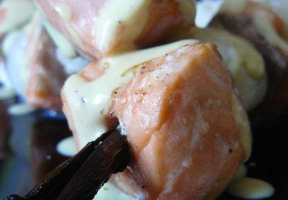 Brochettes de saumon et Saint-Jacques, crème vanillée
