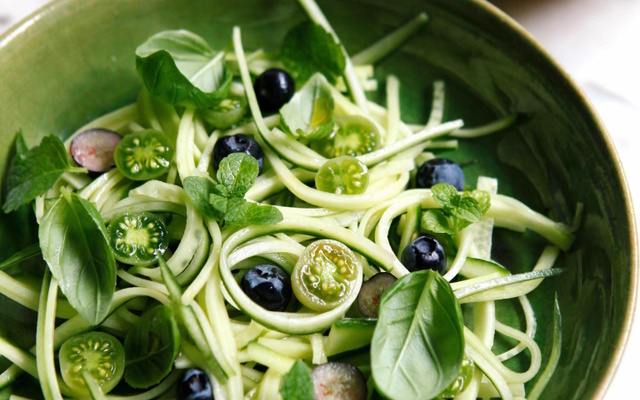 Tagliatelles de concombre de France aux tomates cerise et myrtilles