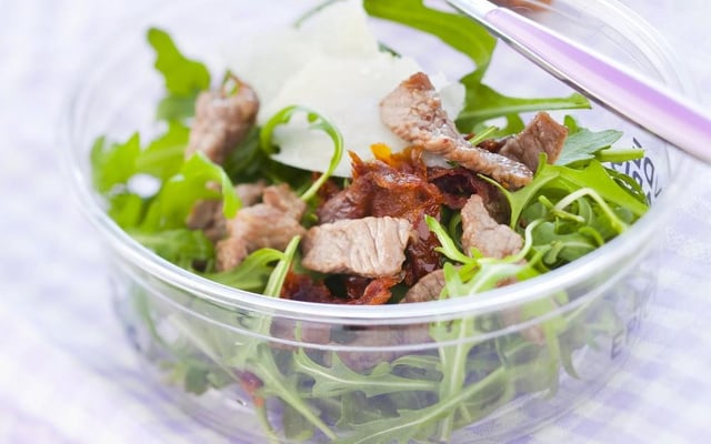 Salade de mesclun aux lardons d'agneau et tomates séchées