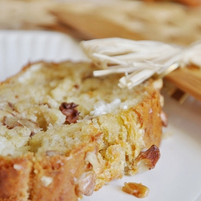 Cake au fromage de chèvre, noix et oignon caramélisé