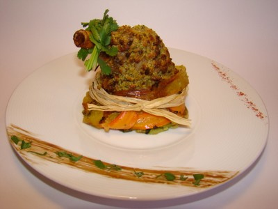 Souris d'agneau en croûte de pistaches vertes, sur un nid de légumes épicé et parfumé à la coriandre