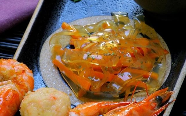 Tagliatelles de bouillon Ariaké, canederli de gambas au bouillon de légumes sur brochette de citronnelle et gambas panées