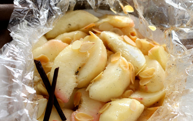 Papillotes de pêches aux amandes et à la vanille