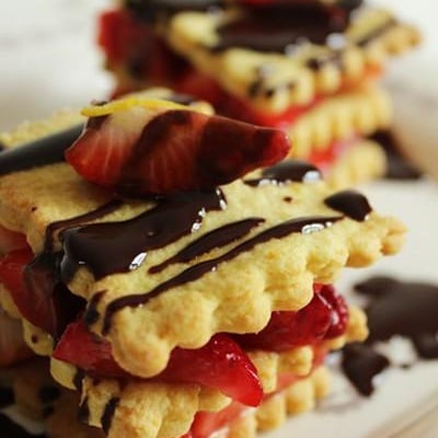 Mille feuille de petits sablés citron, gariguettes au miel de garrigue et sauce chocolat