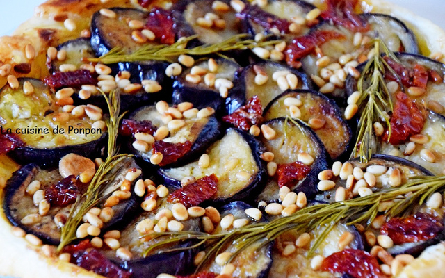 Tatin d'aubergines, tomates séchées et pignons