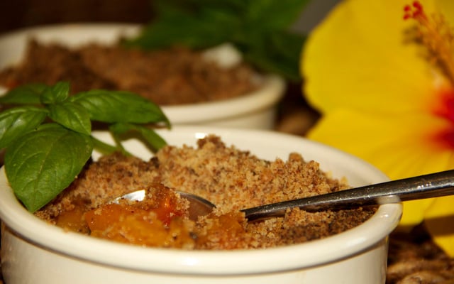 Crumble pain d'épices-abricots, basilic