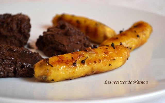 Bananes frécinettes grillées au poivre Voatsiperifery et mousse au chocolat noir