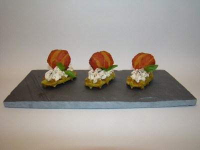 Petite gaufre au pistou, chantilly de mascarpone aux tomates séchées et graines de pavot, chips de pancetta