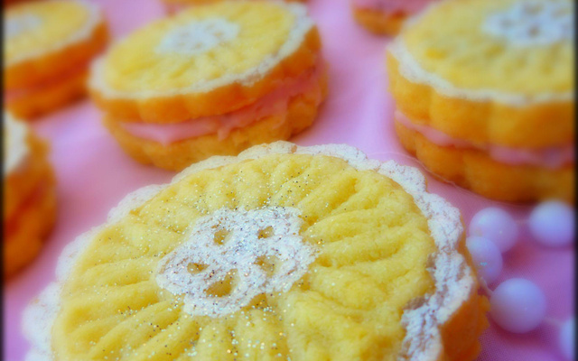 Sablés fourrés à la fraise et aux amandes