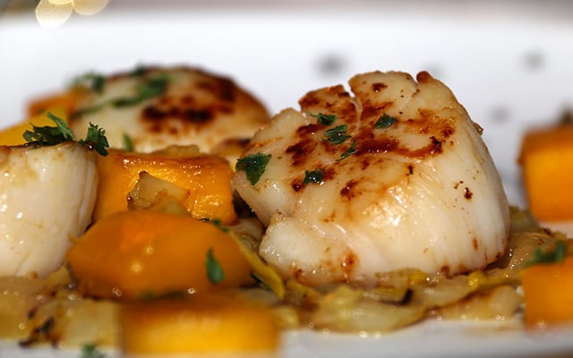 Noix de St-Jacques à la mangue sur lit de chiffonnade d'endives confites