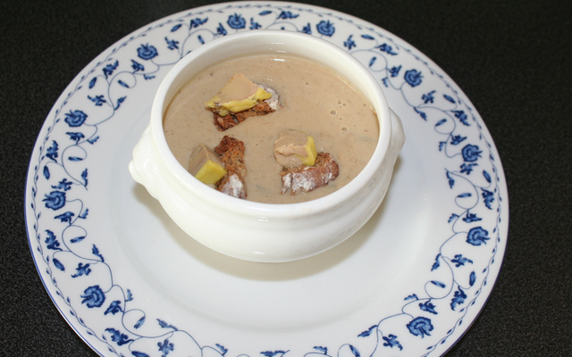 Velouté de champignons, toasts campagnards au foie gras mi cuit