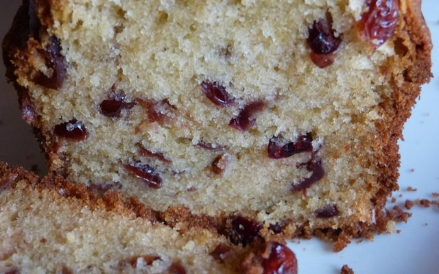 Cake aux cranberries mouillé au rhum